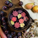 Winter-Bee-Candles_Its-a-Very-Plum-Plum_400g-flat-1.webp