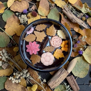 Świeca sojowa Winter Bee Candles - Kicking Leaves  - 400g